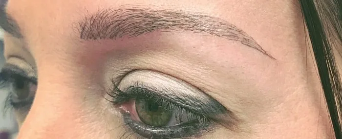 Sourcils restructurés en poil-à-poil, après la séance